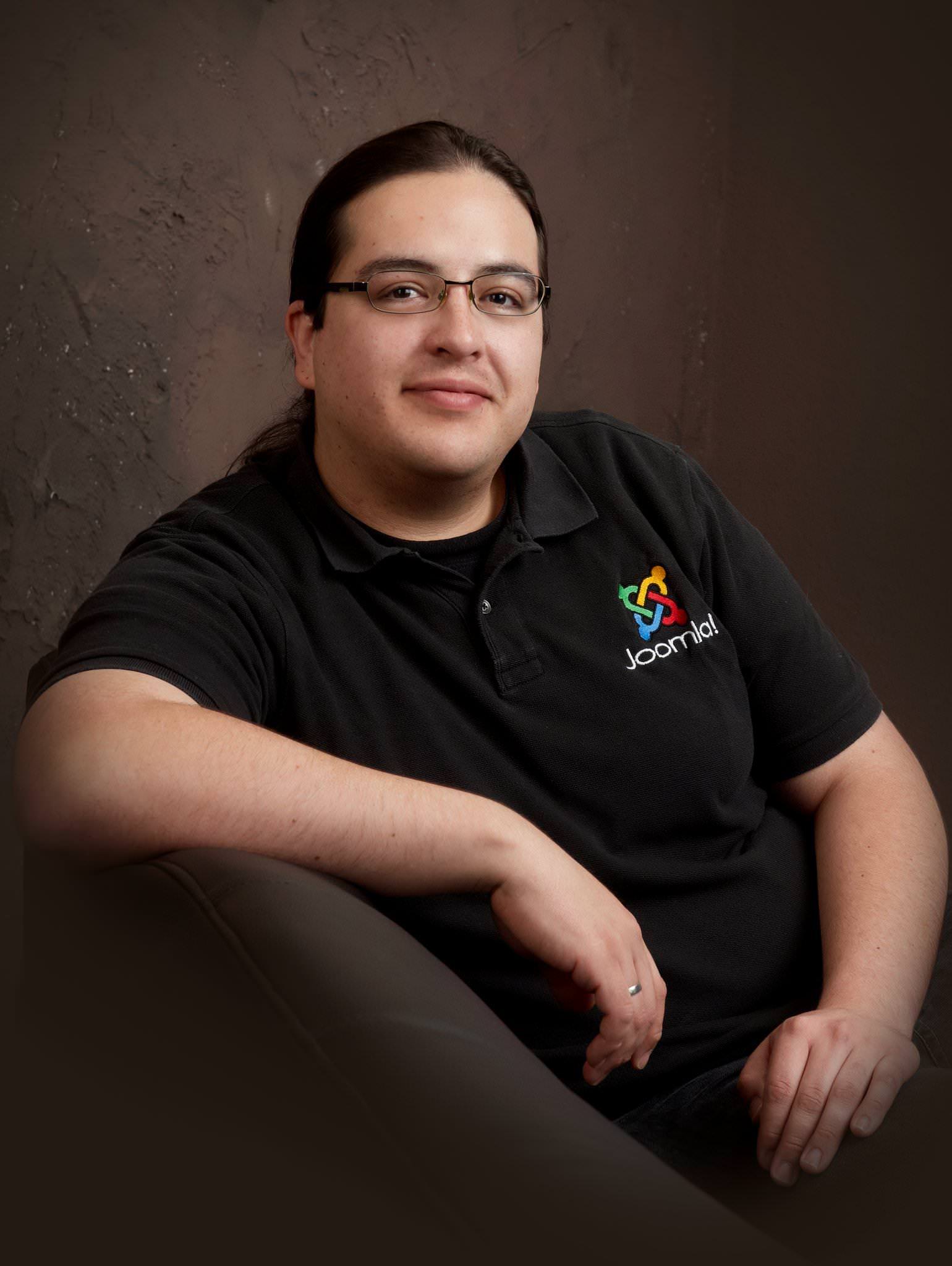 Arnold Wender bei der Arbeit an Webentwicklung und digitalen Projekten